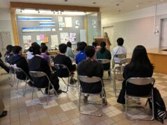 母校、OB・OG展示コーナー前での生徒会交流イベント報告